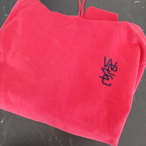 Tröja WESC strl L - Röd hoodie från WESC 🌸 strl L. Köpare står för frakt ⭐