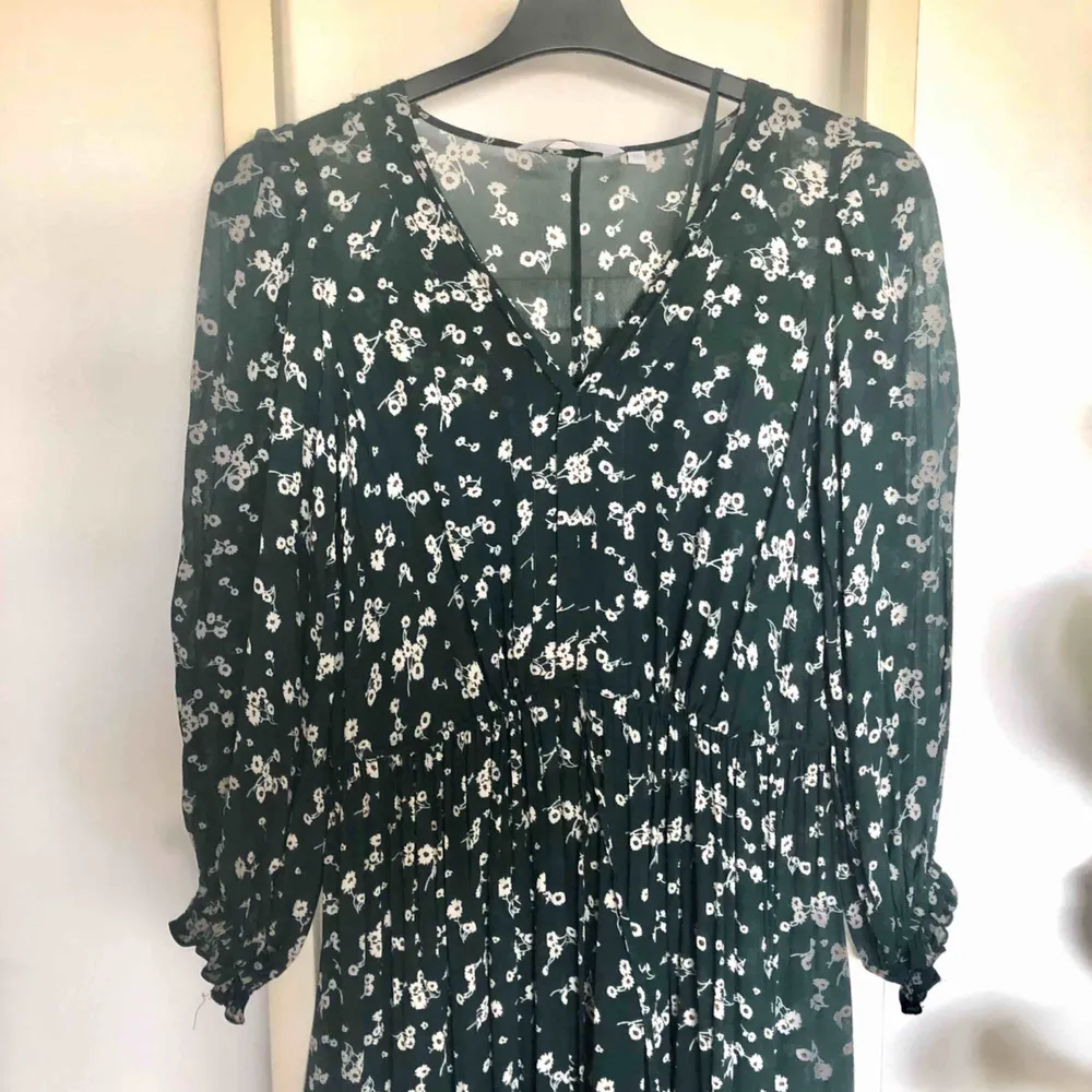 Jättefin klänning från & Other Stories 💛 tunt blommigt chiffongtyg med en kort mörkgrön underklänning under ☺️ köpt för 1300kr och är knappt använd ✨ köparen står för ev fraktkostnad 🤗. Klänningar.