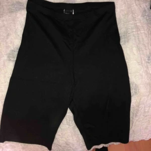  - Helt vanliga svarta cykelbyxor, bara testade. Köpte ett par typ likadana så dom e som nya!