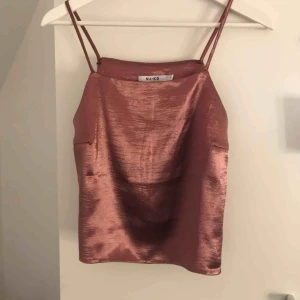  - Sjukt fint glansigt linne från nakd i lila/rosa färg. Endast testat här hemma aldrig använt ute då det är nån storlek för stort för mig😩  Frakten ingår i priset🥳