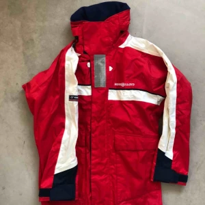  - Röd Henri Lloyd jacka, använd någon gång. Några fläckar 