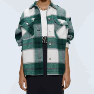  - Rutig skjortjacka Zara! Slutsåld på hemsidan. Använd endast 2-3 ggr:)) Köpare står för frakt (ligger runt 70-100kr) alt mötas upp i Sthlm!