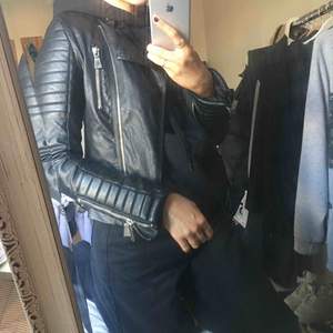 super snygg skinnjacka med dragkedjor ifrån chiquelle. säljer då den är lite för tajt för mig! väldigt snygg och enkel att piffa upp en outfit med