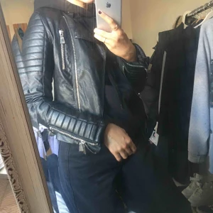  - super snygg skinnjacka med dragkedjor ifrån chiquelle. säljer då den är lite för tajt för mig! väldigt snygg och enkel att piffa upp en outfit med