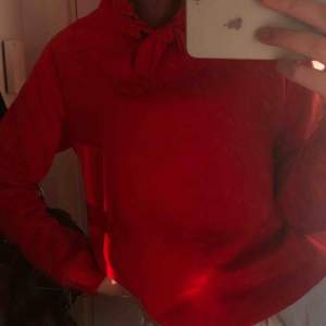 Röd hoodie från Gina fint skick!💕
