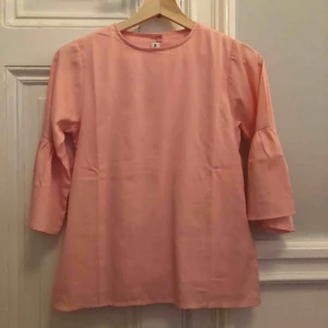  - Supersöt rosa fintröja från how to kiss a frog, använt fåtal gånger och använder inte längre för att den tyvärr inte passar. Bra skick🤩