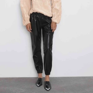  - Byxor med skinneffekt ifrån Zara, använda fåtal gånger. Pris kan diskuteras!