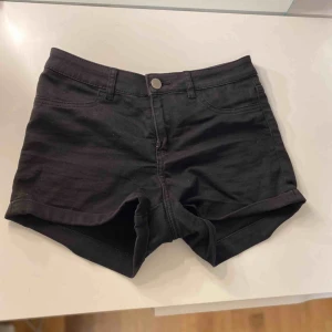  - Svarta jeans shorts Frakt tillkommer