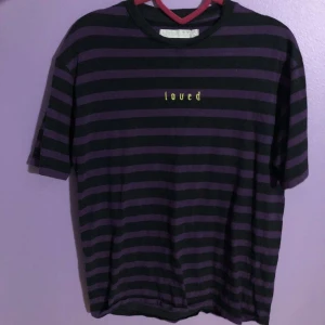 randig tröja från junkyard - super cool svart och lila randig t-shirt från junkyard , står xs men är som medium. köpare står för frakt på 44kr