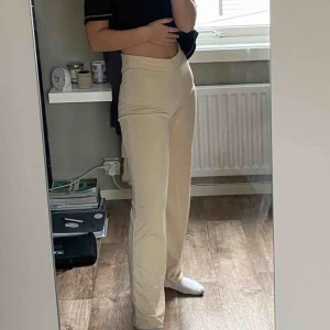  - Ett par stretchiga, vida, beiga byxor ifrån Nelly. Sitter väldigt bra runt rumpa, midja och lår! Jag är 164cm lång och kan vara bra att veta att jag sytt upp själv (sista bilden) eftersom att de var för långa när jag köpte dem. Bara använt 2 gånger :))