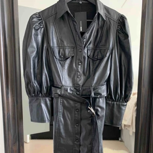  - Klänning i PU skinn från fashionnova, använd en gång till en bild. Normal i storleken. Bälte i midjan. 