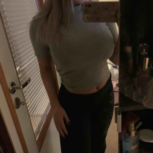  - Super snygg t shirt med halv polo från zara i ribbat tyg, den är ljusgrå och knappt använd. Sitter super bra och passar till det mesta. Den är ganska normal i storlek och passar XS/S