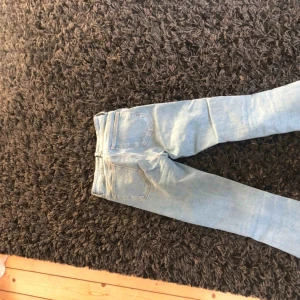  - Jeans från zara, grym kvalite men knappt använda för de inte är min stil. Frakten typ 30 kr. 