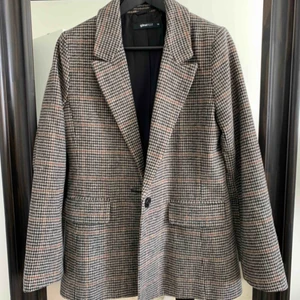  - Jättefin kavaj i tjockare material, passar bra till höst/vinter. Använd 2 gånger. 