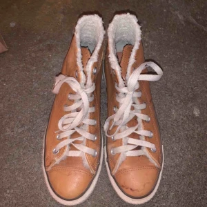  - Varma fodrade converse i skinn. Knappt använda, har bara stått i förrådet ett tag