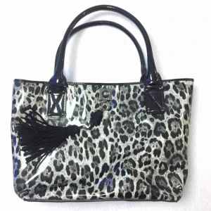  - Moschino-väska inköpt på Humana, stor och rymmer en laptop