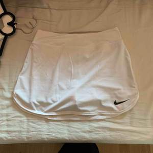 Kort tenniskjol från Nike. Det finns inbyggda shorts. Ganska använd men i bra skick. Kort modell. 