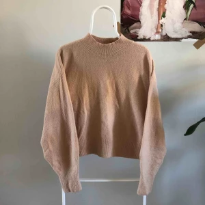  - Mjuk stickad tröja från & Other Stories i beige/puderrosa. Något oversize i modellen. Använd men fortfarande i fint skick. Kan mötas upp i Göteborg eller så skickar jag den mot en fraktkostnad