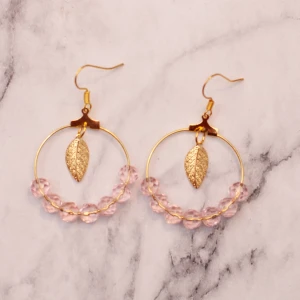 Golden leaf - Guldfärgade örhängen med löv och glaspärlor, nickelfria. 11:- i frakt, fri frakt vid köp över 100:- 💕