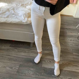  - Vita byxor från HM. Väldigt fint skick, säljer pga för små. Köparen står för eventuell frakt. 