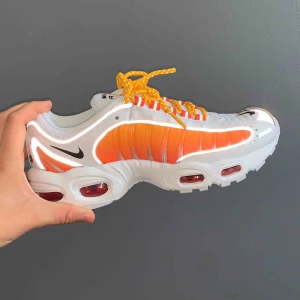  - Säljer ett par oanvända Nike Air Max Tailwind! Helt oanvända och har fortfarande urpsrunslådan. Ursprungspriset är 1945kr. Kan tänka mig att sälja dem billigare vid en snabb affär! Frakt tillkommer på 70kr 