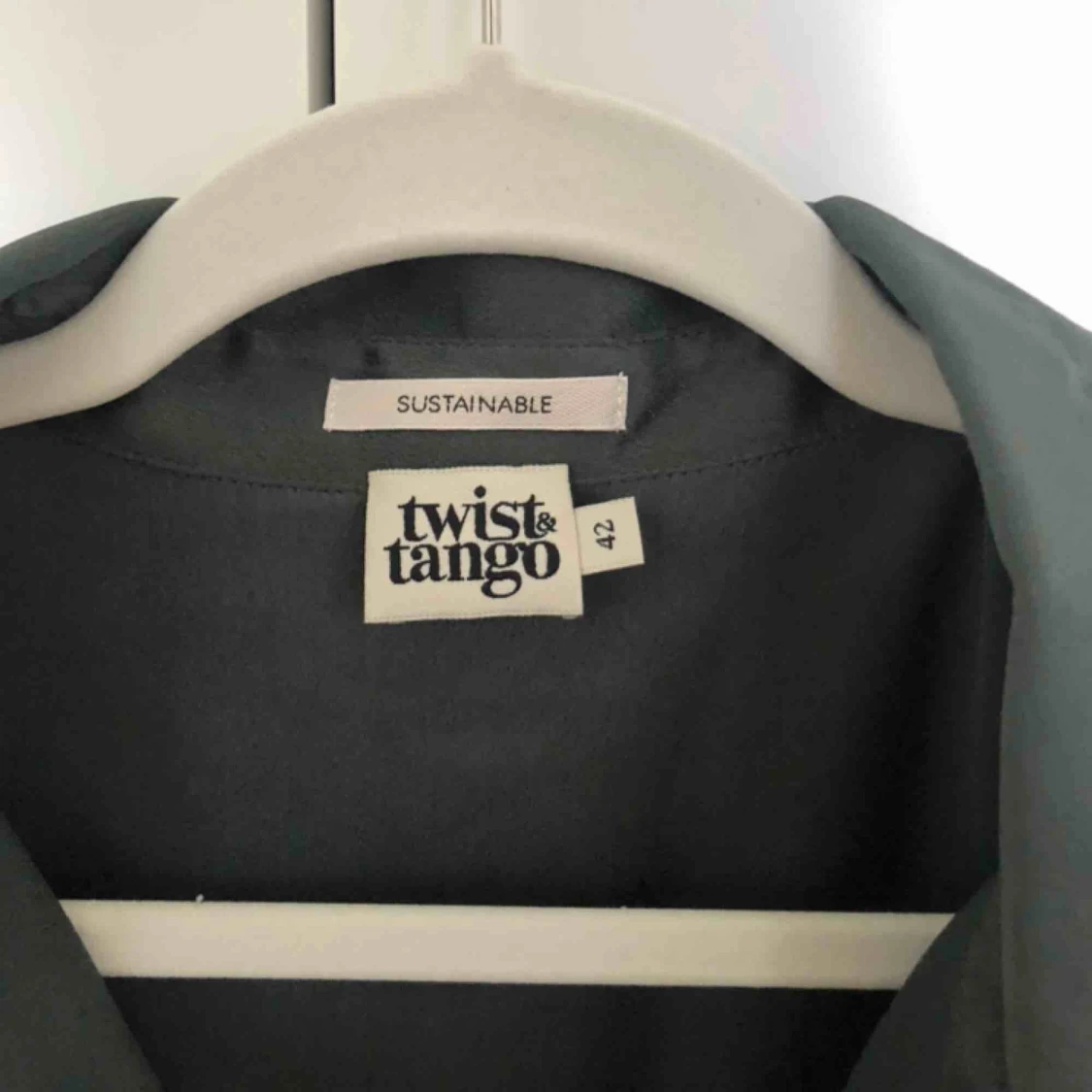 Klänning i satin - 90