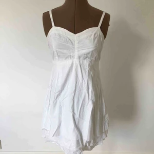  - Fin vit klänning med smock i ryggen. Använd några gånger, superfint skick, behöver bara strykas :) Pris är inklusive frakt.