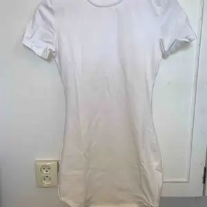 Fin vit tight tshirtklänning från Gagaopt i storlek S