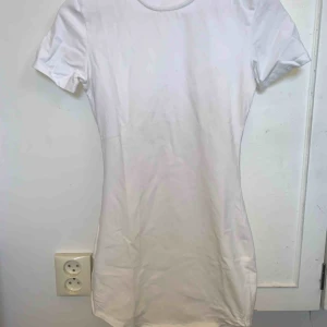  - Fin vit tight tshirtklänning från Gagaopt i storlek S
