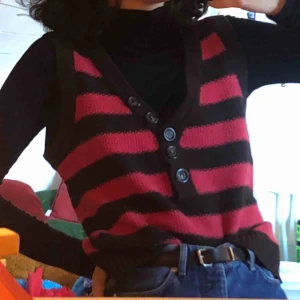  - Väldigt väldigt fin väst från stockh lm! Svårt att få färgerna på bild, mörkbrun med rosa/röda ränder. Kostar 50kr + frakt. :))