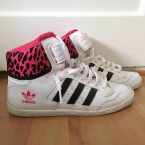  - Skor från Adidas i storlek 37. Använda 3 gånger och har mest stått på en hylla i garderoben. Säljes för att jag aldrig använder dem. Blir helt som nya om man putsar till dom lite. Väldigt bekväma och äkta Adidas!
