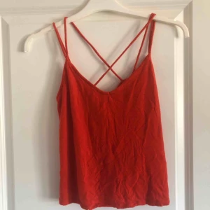  - Rött linne från hm med korsade axelband