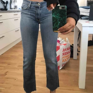  - Fina jeans ifrån Crocker storlek 27/36 men de är kort modell. Frakt 40kr. Fint skick