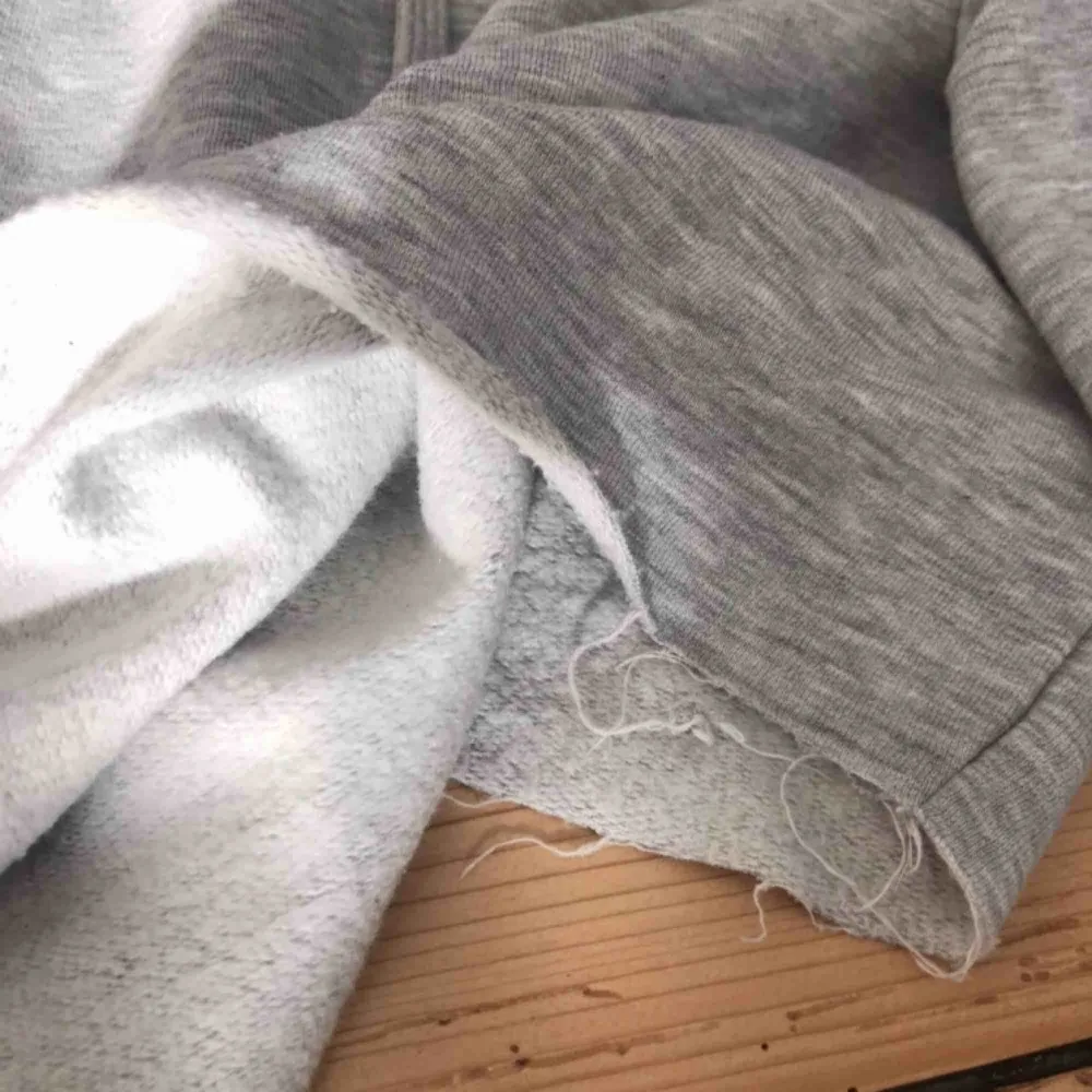 Croppad hoodie från H&M. Jättefint skick och mysigt material inuti! Storlek xs  Säljer för 220 inkl frakten😊. Hoodies.