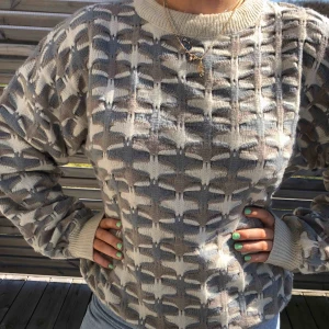  - Fin oversized vintage tröja. Perfekt till våren🌸 strl L men passar s-l beroende hur man vill att den ska sitta. Pris kan diskuteras, köparen står för frakt. 