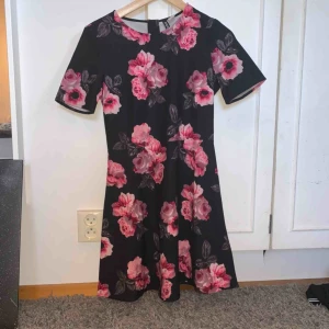  - Superfin klänning från divided, storlek 36/S. Använd ett fåtal gånger. Kan skickas! 