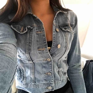  - Säljer min fina jeansjacka pga att den har blivit för liten för mig😔 Den är från lindex och i strl 34 alltså XS. Köparen står för frakt!