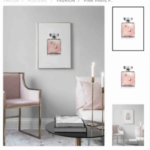  - En stilren tavelposter på en parfym från Desenio. Har endast suttit på min vägg i några år och är i helt nyskick. Har inte ens flyttat på den sen sekunden den blev upphängd. Orginalpris 229kr. Säljer för 100kr. Storlek 50X70cm