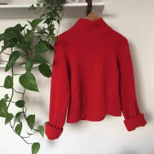  - Röd, tätstickad tröja i fin kvalitet och med snygg polo och härliga lite större armar söker nytt hem! Säljes för att den inte kommer till användning så mycket här.  Storlek 36, köparen betalar frakt. 