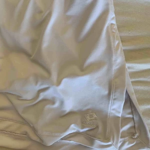  - min älskade tenniskjol med en fin slits längst ner som köptes för flera år sedan! tyvärr passar den inte mig i midjan och har därför aldrig kommit till användning. 