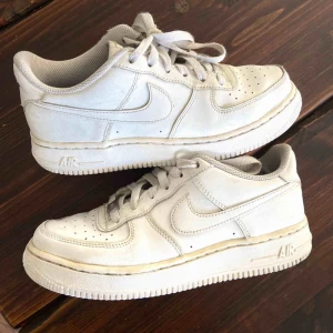  - Vita Nike air force 1, lite slitna här och där och även små missfärgningar men de är vita. Köpt för 1099 men mitt pris är 350kr + frakt. Storlek 38. Ilägg kommer med då de är extra sköna då.Budgivning från 350kr avslutas 20/4 13.00.
