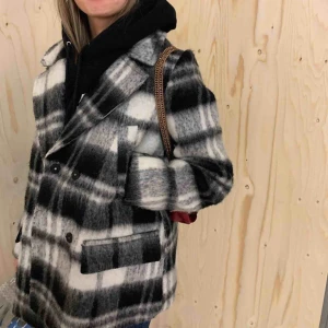  - Kappa i storlek 38 ifrån h&m  Sitter så där coolt oversized på en 34/36  