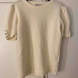  - Två fina tröjor från Zara i fint skick, för liten för mig därav varför jag säljer, båda tillkommer för 100+frakt 