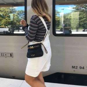  - Vit hängselklänning ifrån mango köpt förra året, köpte den i större storlek för att vara lite oversized, knappt använd men så snygg men används inte tyvärr💓