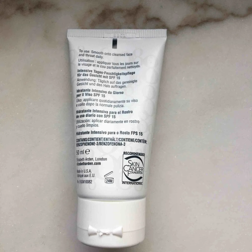 Helt ny ansiktskräm från Elisabeth Arden med SPF PA++, fick den i födelsedagspresent men använder andra krämer och den gick inte att lämna tillbaka pga att butiken inte hade plomberat den Org pris: 425 kr. Muu.