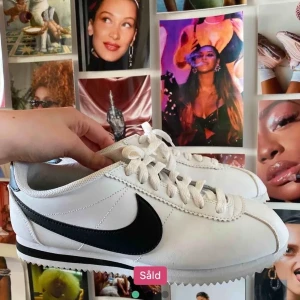 Nike skor  - Köpte ett par nike skor här på plick som tyvärr inte passade mig🥺 Men de är verkligen sååå fina! Rekommenderar! (Obs lånade bilder) 