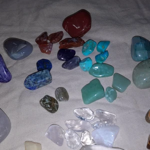 Stenar och kristaller  - Olika sorters stenar och kristaller i olika storlekar, skriv för bättre bilder. Skriv vid intresse då priset kan vara osäkert beroende på hur många du vill ha och vilken storlek. 5-20 kr, sen kan man också köpa i pack.    Frakten beror också på hur nycket det väger så kan vara 11-63 kr. Finns bla lapis, vit bergskristall och ametist.