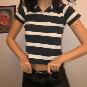 Croppad piké - Så fin croptop💖 ränderna är mörkgråa, bra skick✨