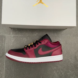 Air jordan 1 lows - Jordan 1 low beetroot 37-40,5. Helt nya och äkta