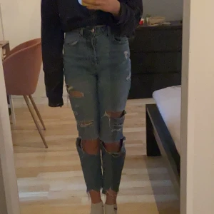  jeans byxor  - Är jätte fin. Har använt men kan inte använda byxorna mer. + Frakt 🚚 